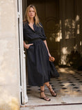 Robe chemise midi fluide bleu nuit portée en extérieur