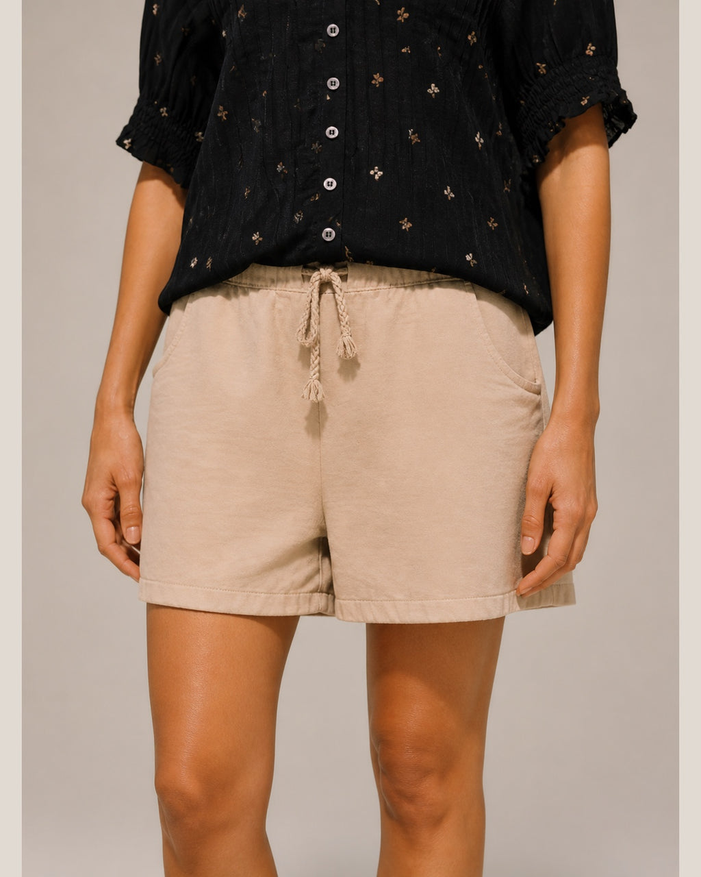 Détail de la taille coulissée et des poches du bermuda beige