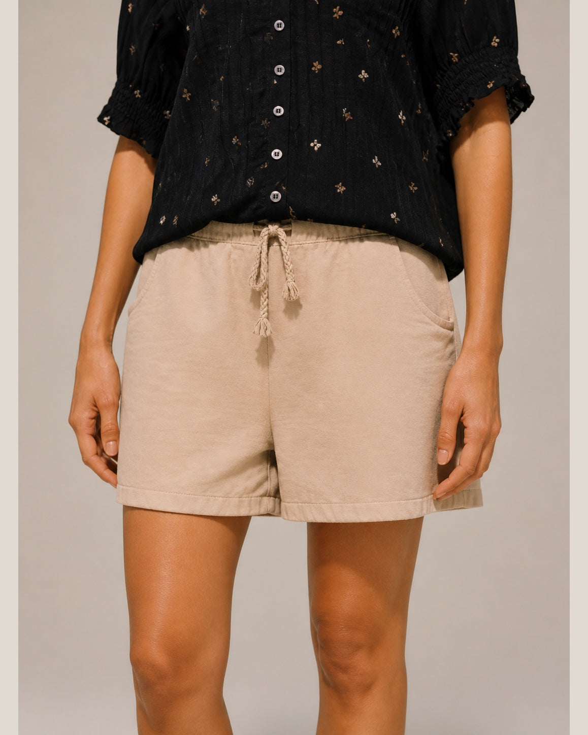 Détail de la taille coulissée et des poches du bermuda beige