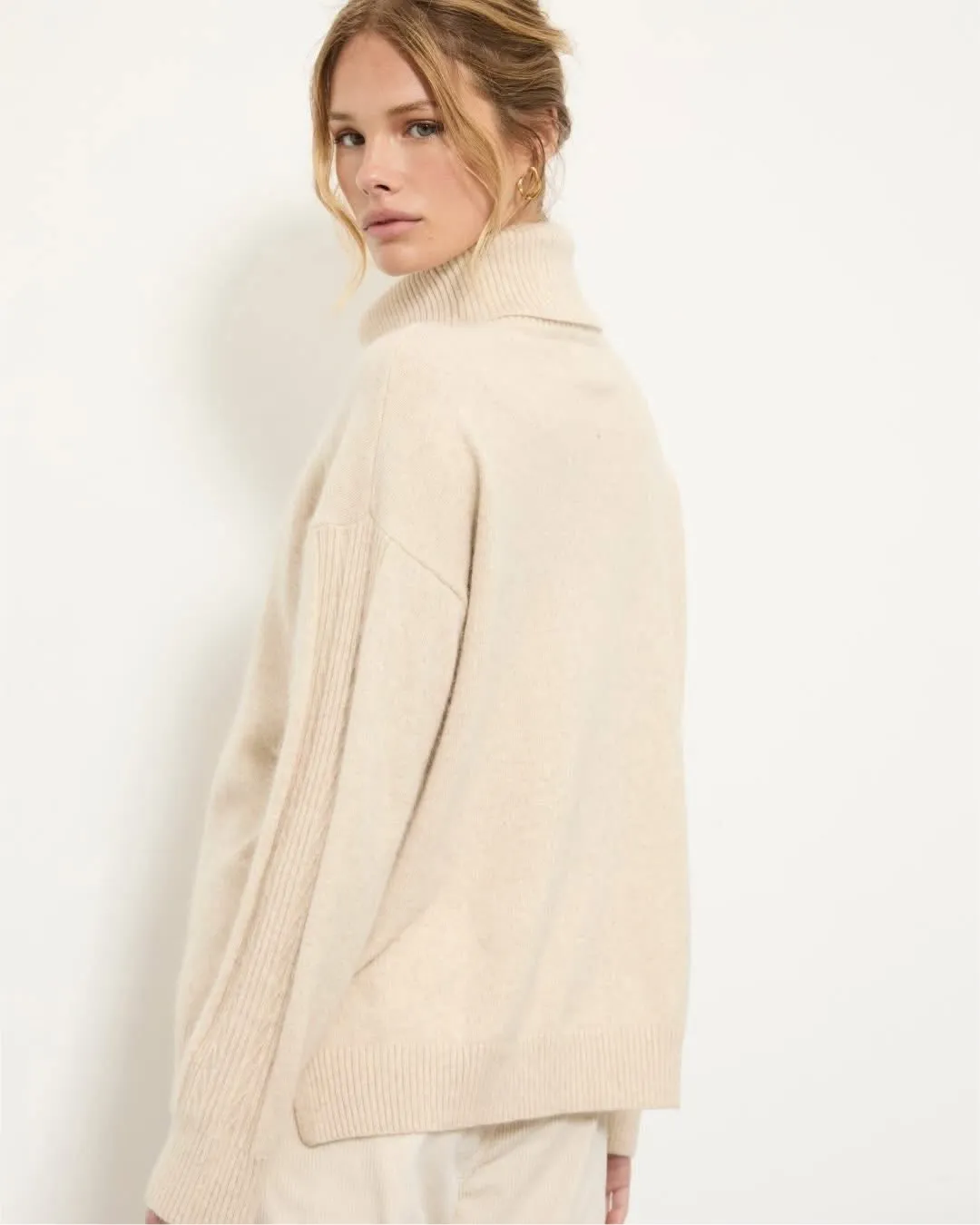 Pull col roulé oversize – Écru