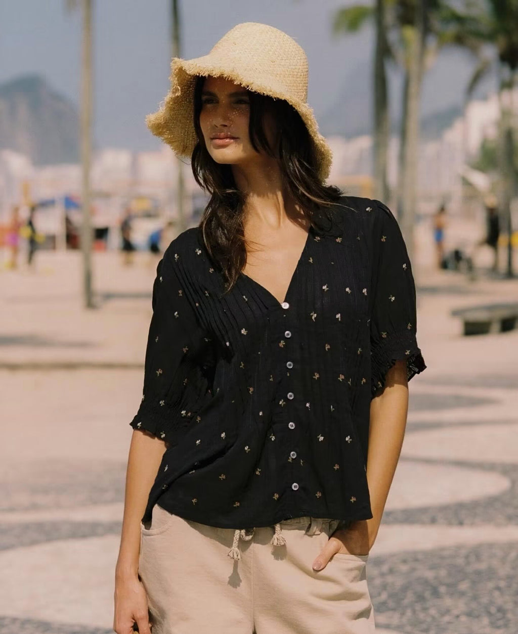 Détail lifestyle du bermuda beige et de sa taille coulissée